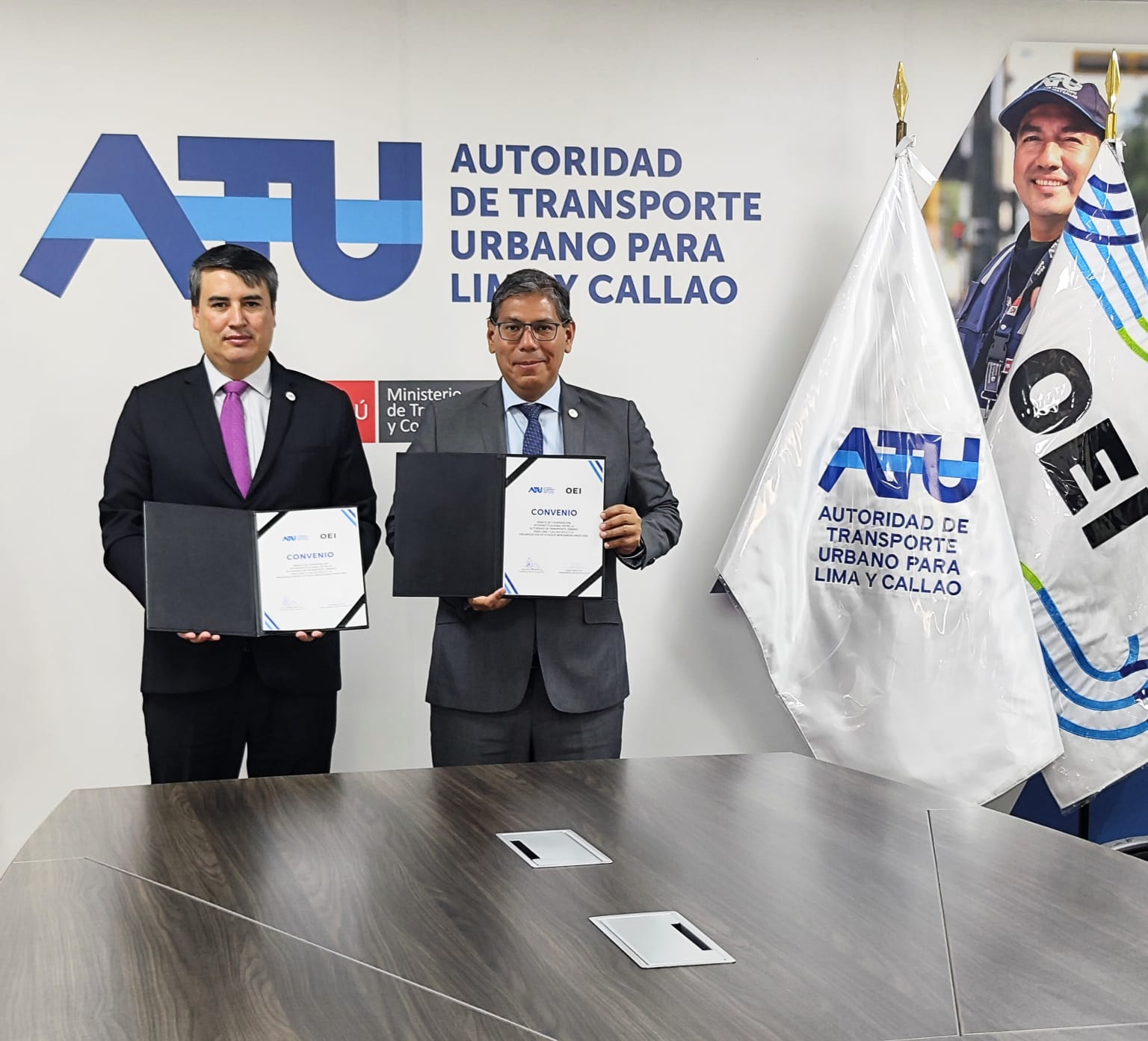 Oei Perú Noticias La Oei Firma Un Convenio Con La Autoridad De Transporte Urbano Atu Con